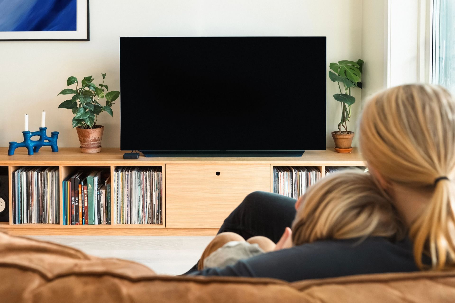 Familie som prøver å se på TV