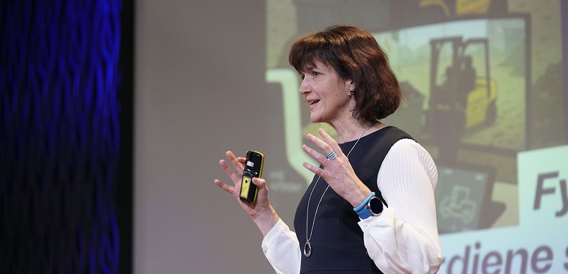 Kvinne holder presentasjon med fokus på Industridagen 2025