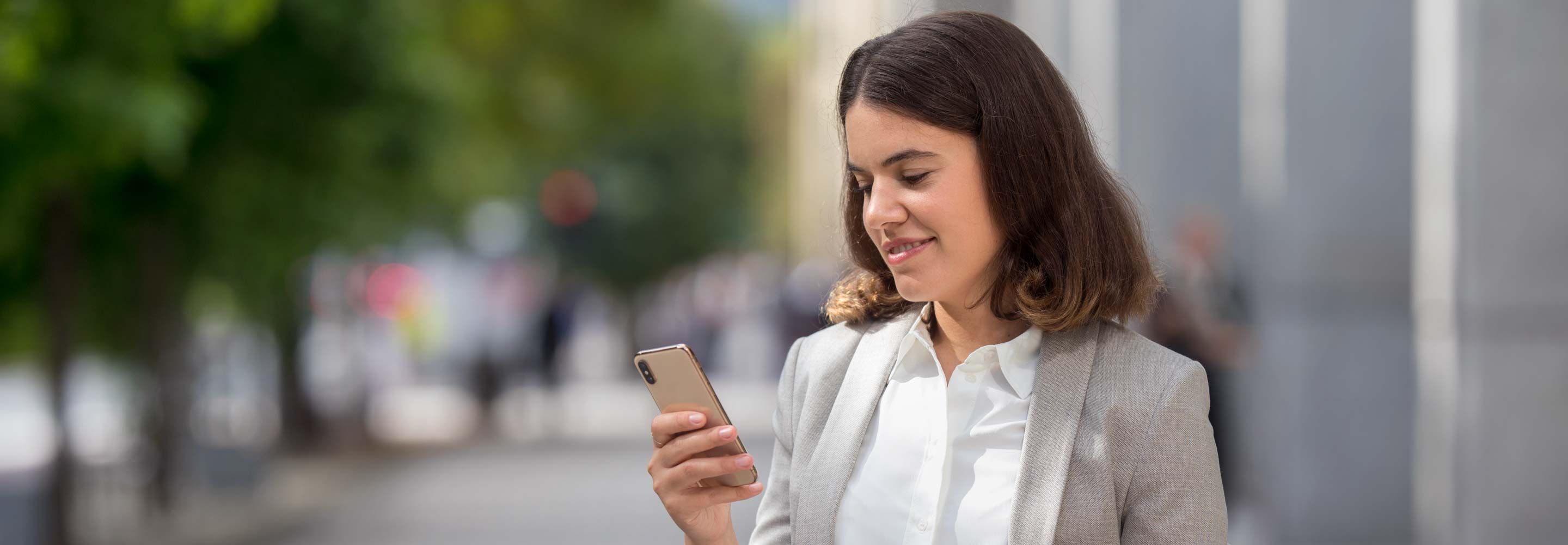 Kvinne med telefon i hånda
