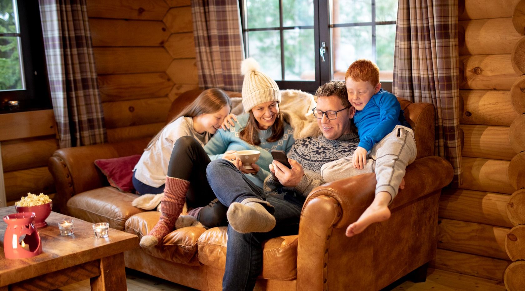 Familie med telefon i hånda