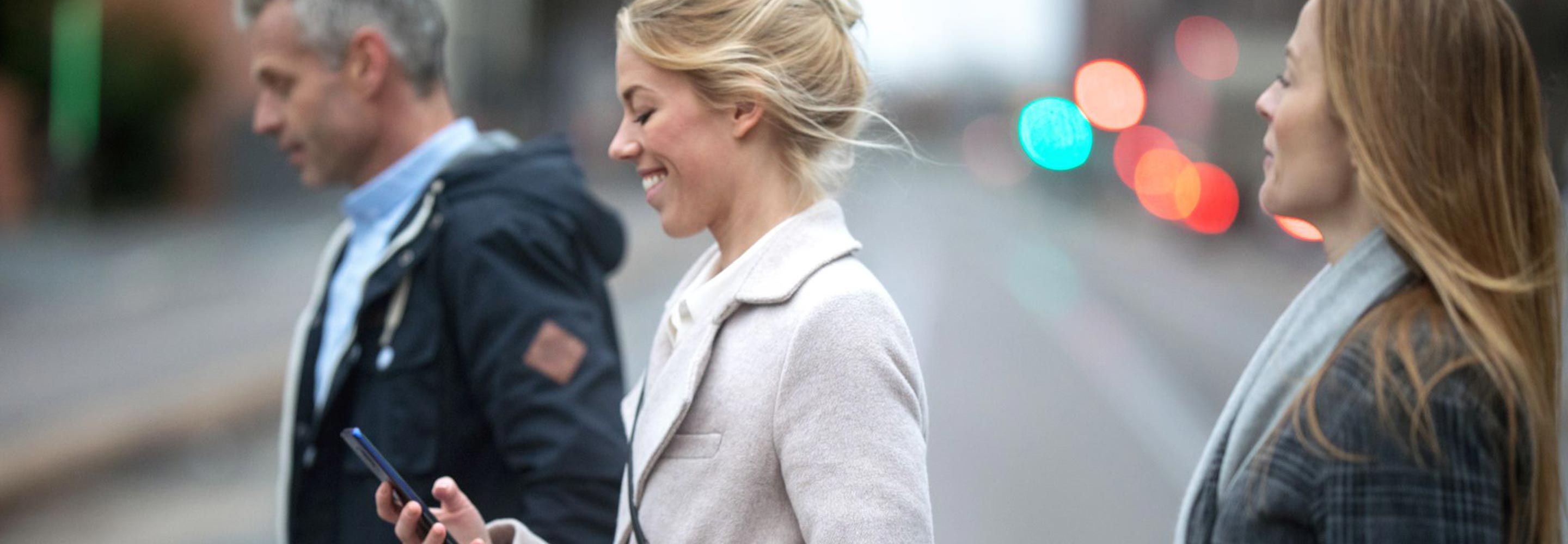 Kvinne med telefon