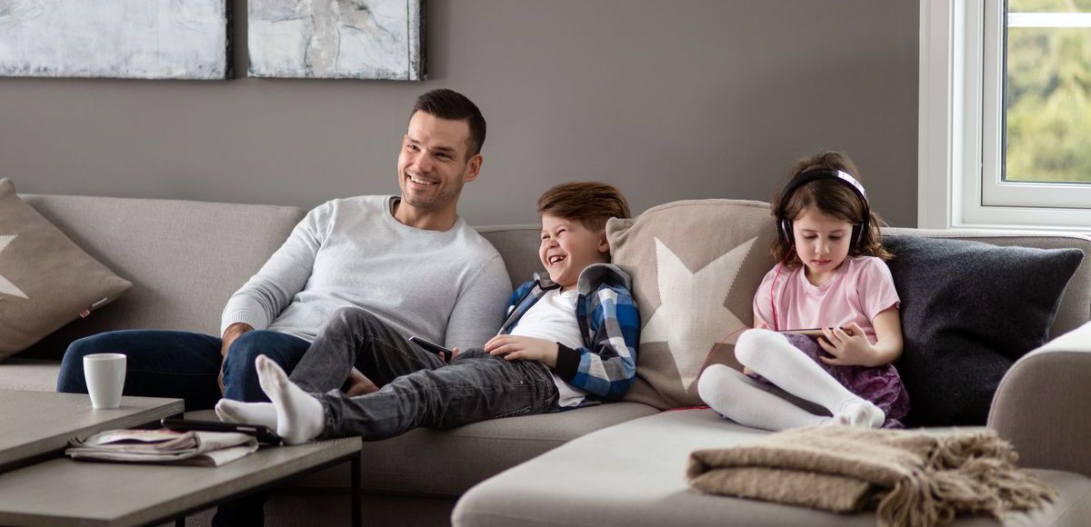 familie_ser_på_tv