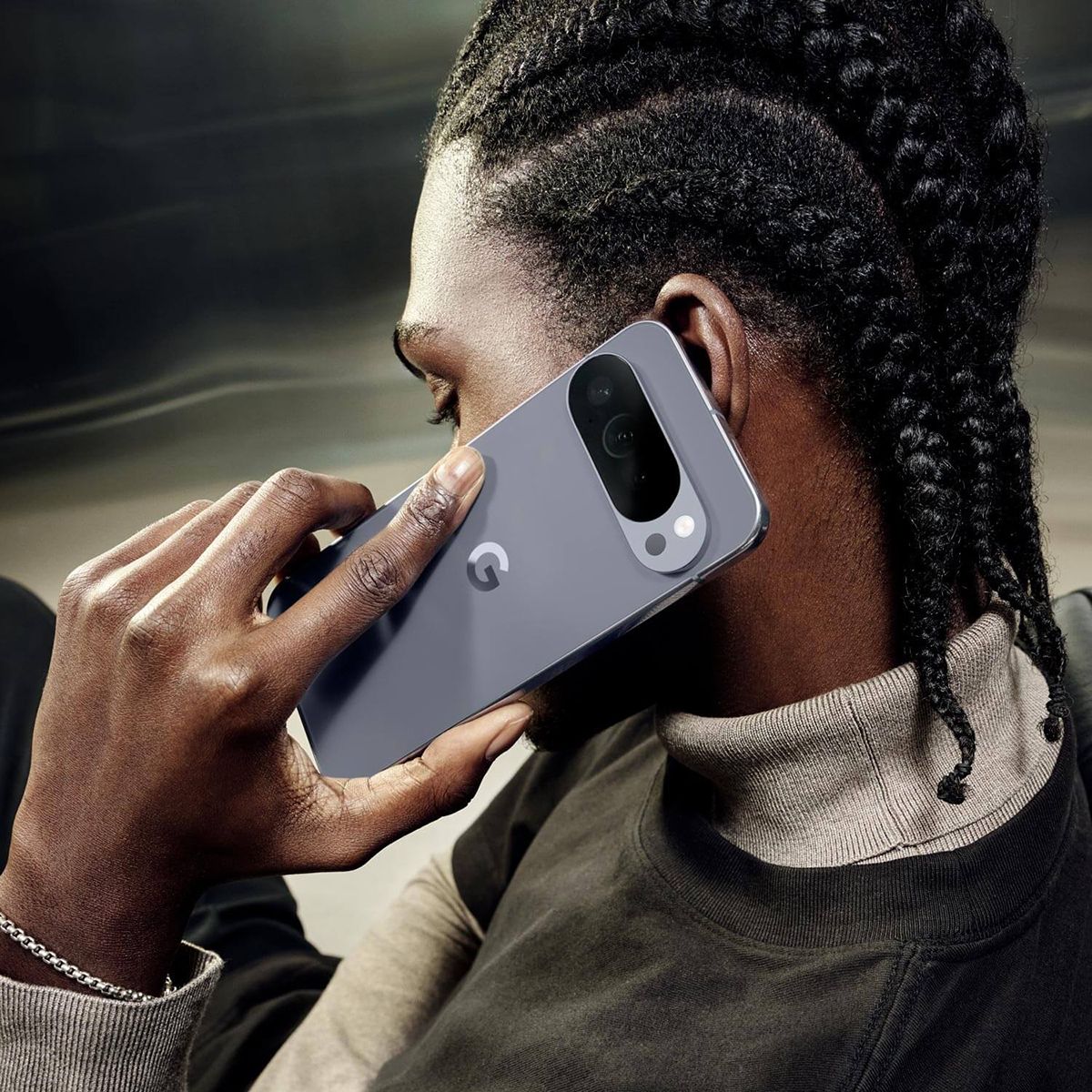 en mann som har en telefonsamtale med en google pixel 10 pro