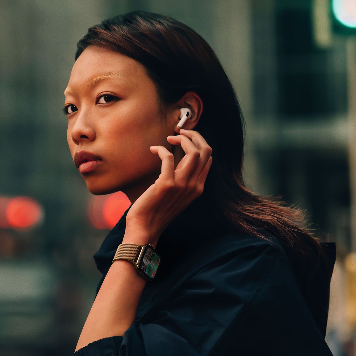 Dame med Apple Watch Series 10 og AirPods 4