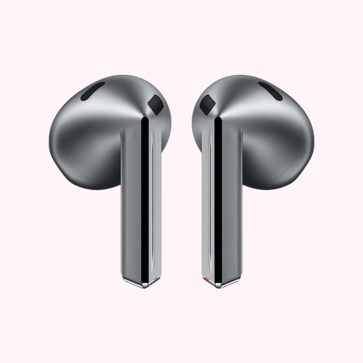 øreproppene galaxy buds3 i fargen sølv på rosa bakgrunn
