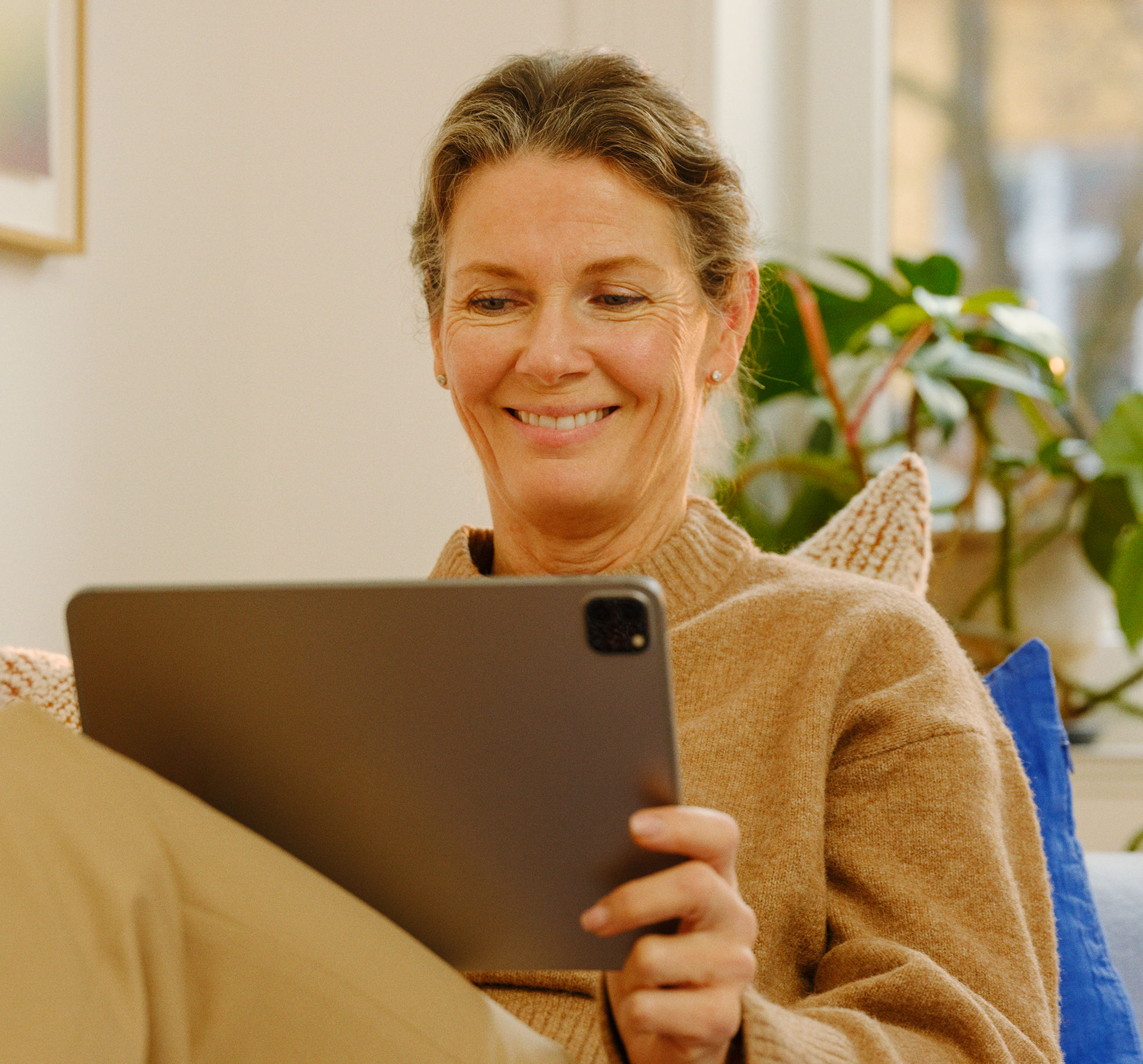 Dame i sofaen med nettbrett med ekstra SIM-kort