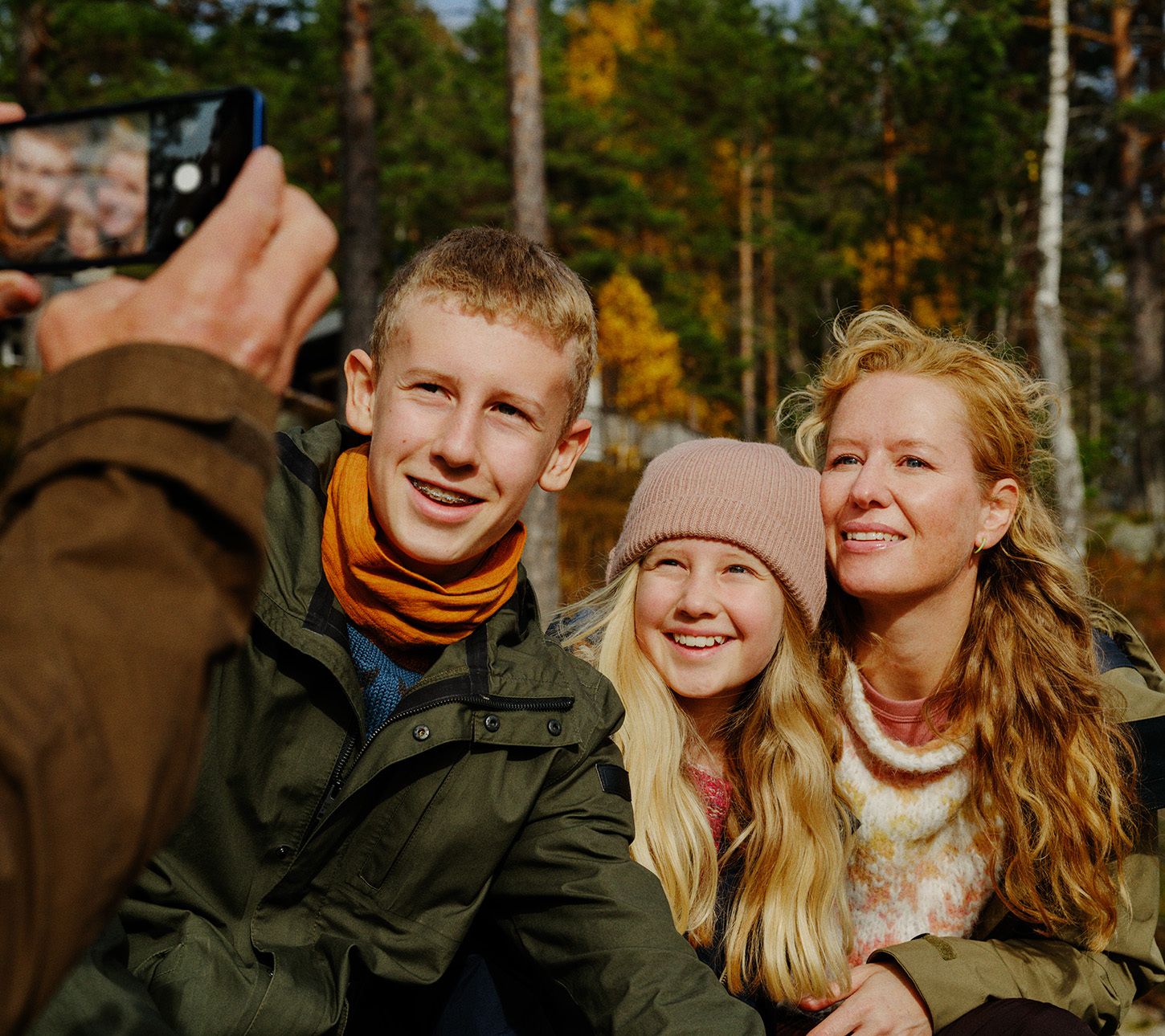 Mann tar bilde av familien sin 