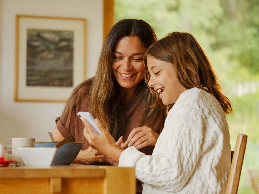 Mor og datter ser på bilder