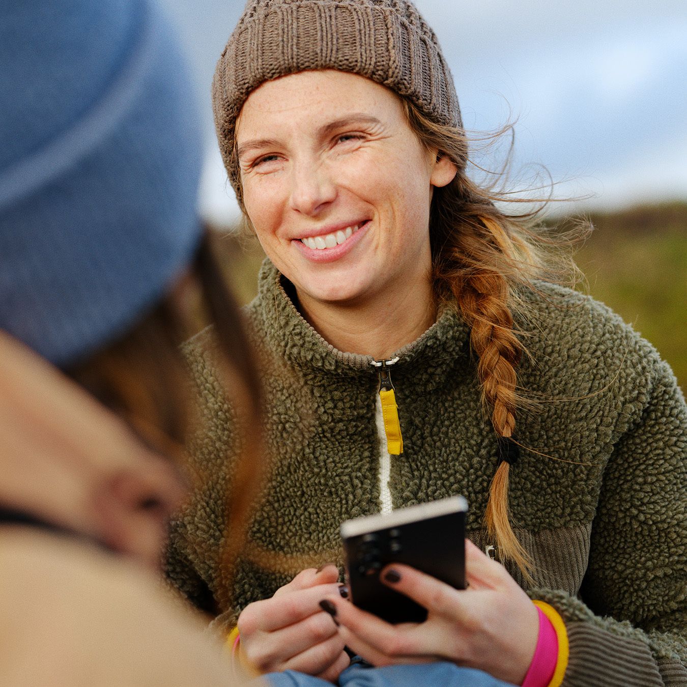 Kvinne på fjellet som har mobil med ubegrenset data fra Telenor