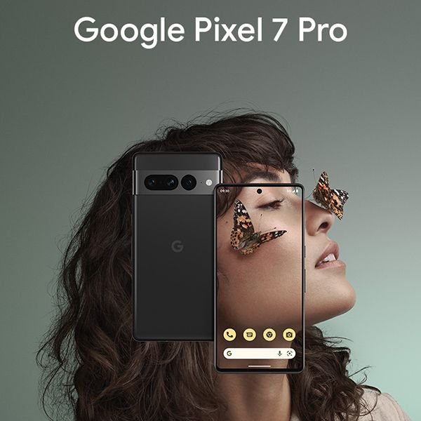 Google Pixel 7 Pro i fargen obsidian med en dame i bakgrunnen