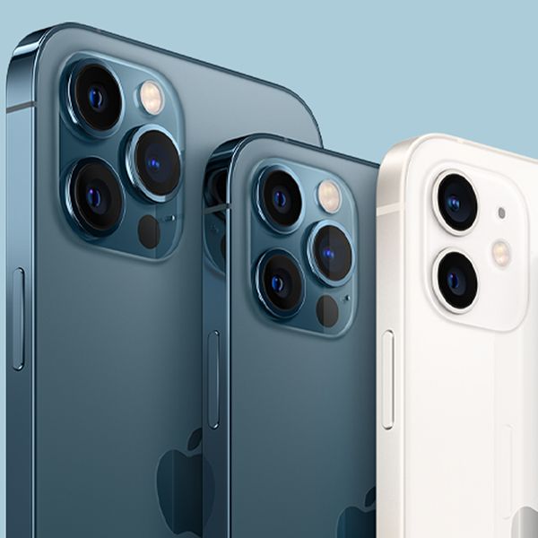 iPhone 12-serien i fargene blå og hvit
