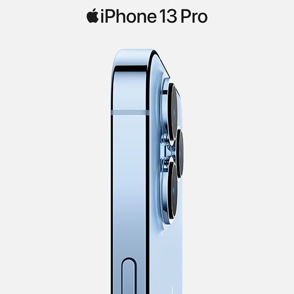 iPhone 13 Pro i fargen lys blå