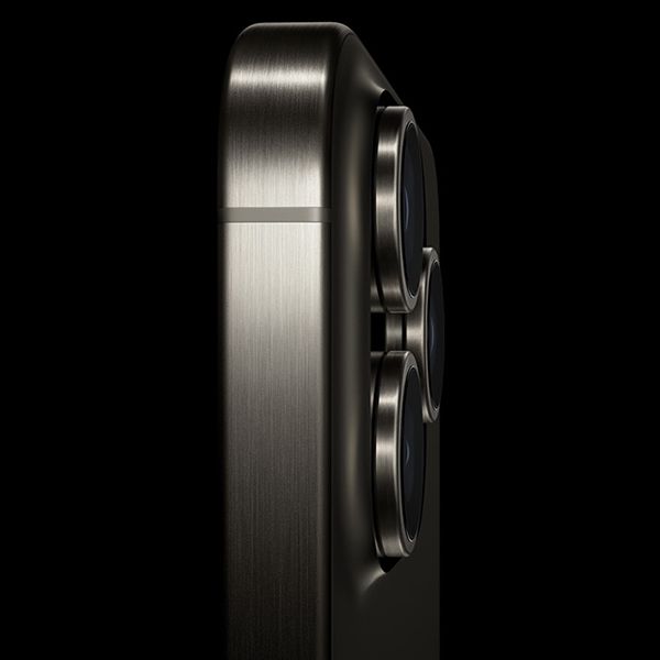 iPhone 15 Pro i svart titan
