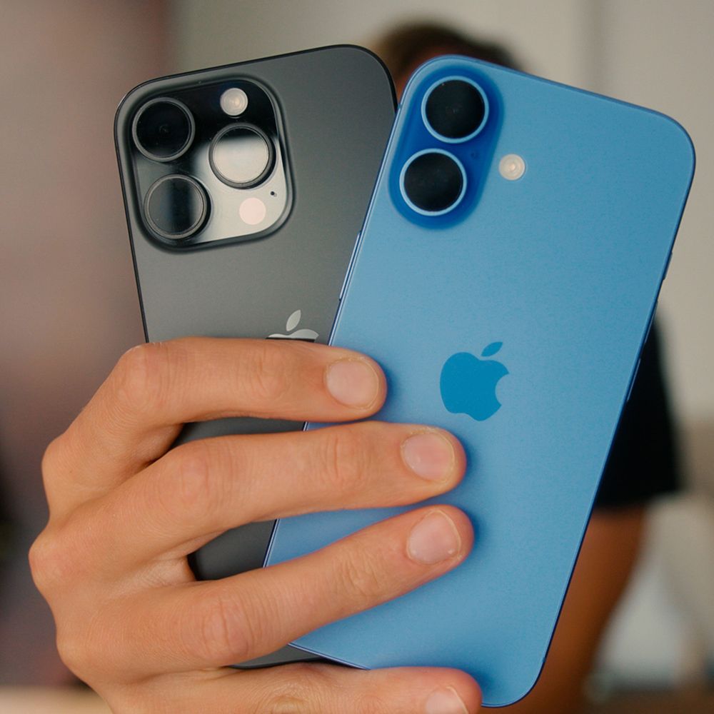 en hånd som holder en svart iphone 16 pro og en blå iphone 16