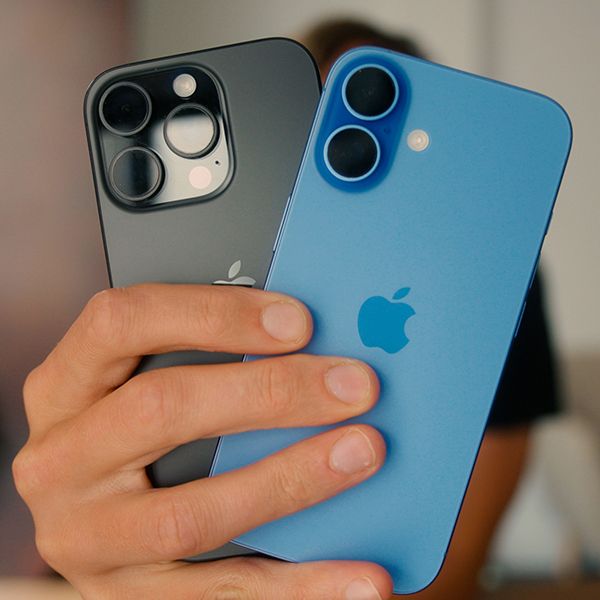 Mann som viser frem iPhone 16 Pro og iPhone 16