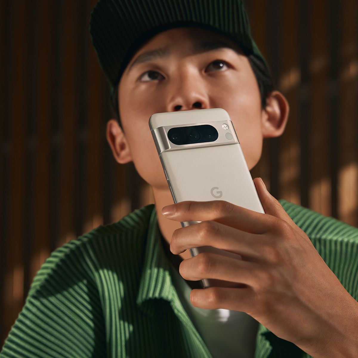mann som har en telefonsamtale med google pixel 9