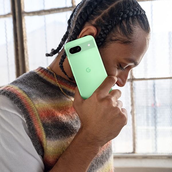 mann som har en telefonsamtale med google pixel 9