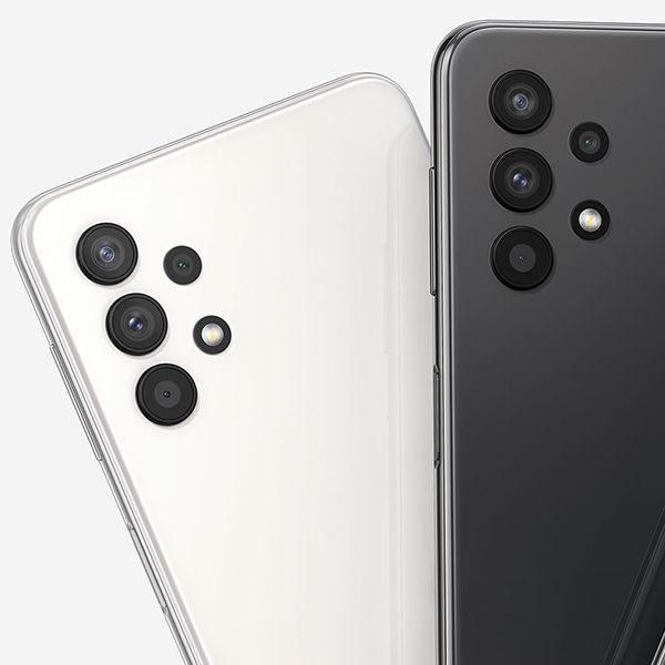 Galaxy A32 5G i fargene svart og hvit