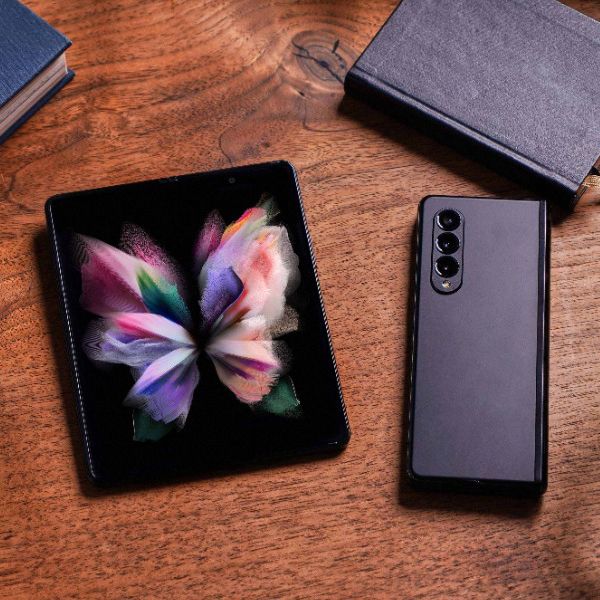 Galaxy Z Fold3 både åpnet og sammenbrettet