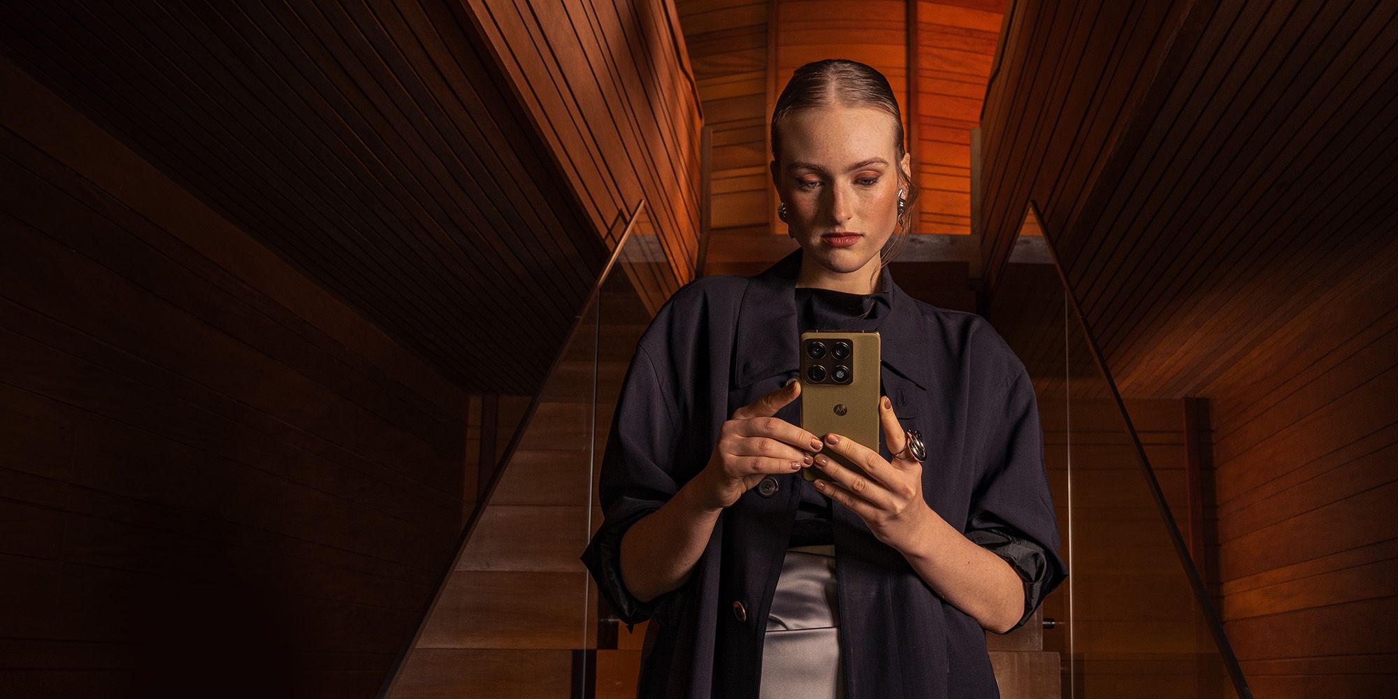 an dame ser på motorola signature i fargen martini-olive