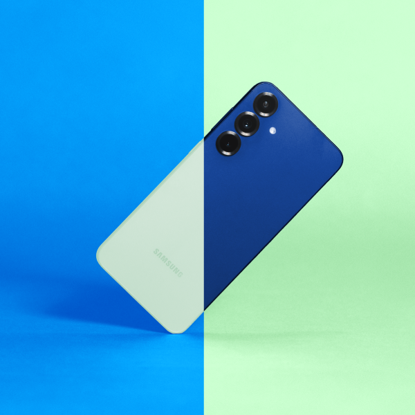 samsung galaxy s25+ med splittet bakgrunn