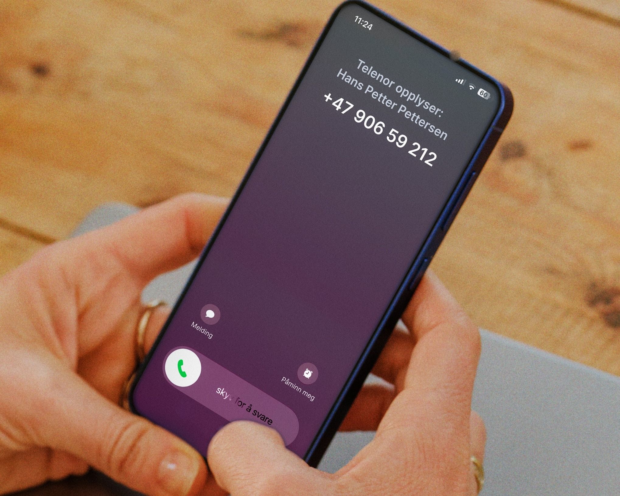 Bilde av mobiltelefon som var inn et anrop hvor vi ser navnet på hvem som ringer 