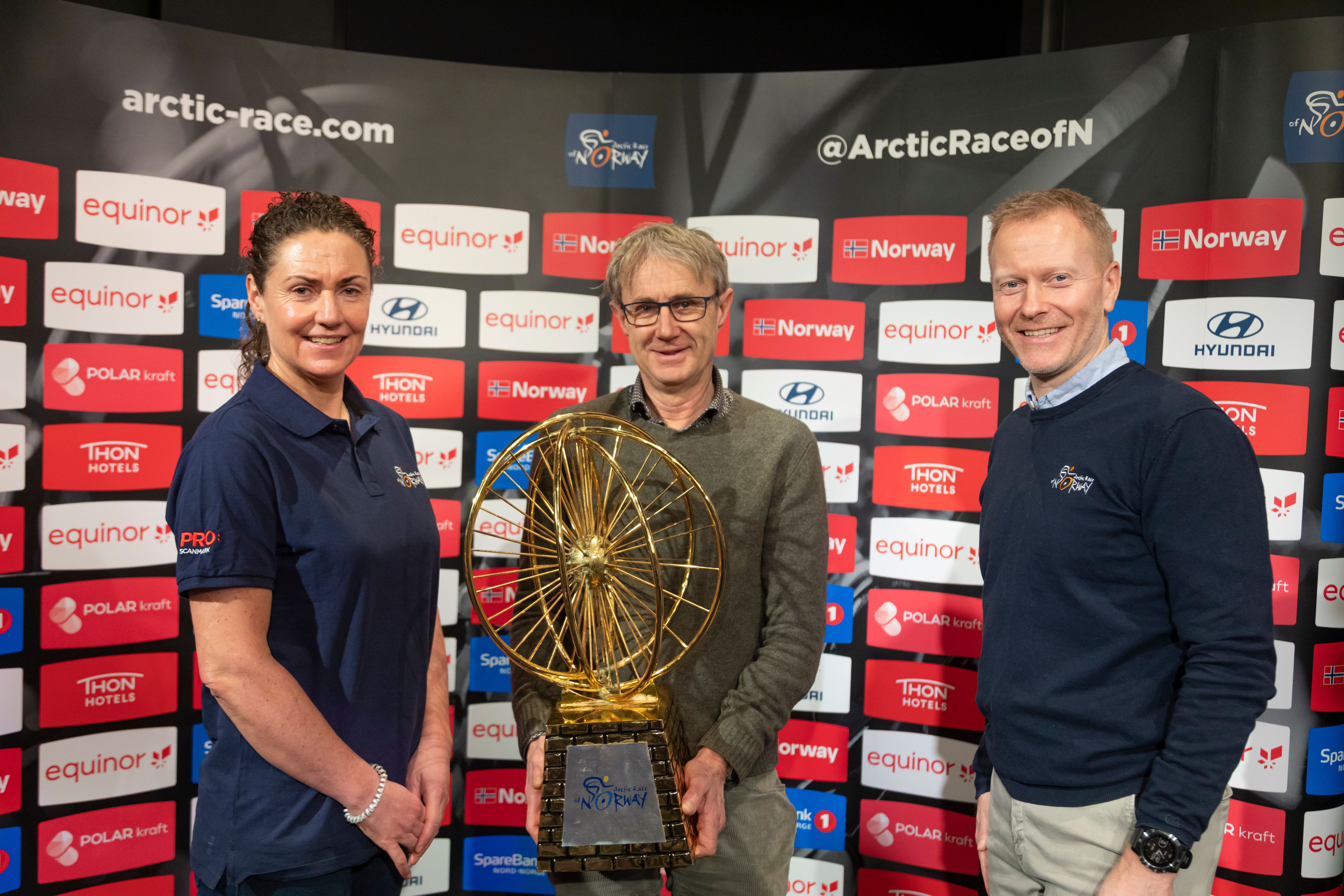 ARN-ambassadør Gunn-Rita Dahle Flesjå, dekningsdirektør Bjørn Amundsen og ARN-sjef Knut Eirik Dybdal ser fram til årets sykkelritt i Nordland og Trøndelag.