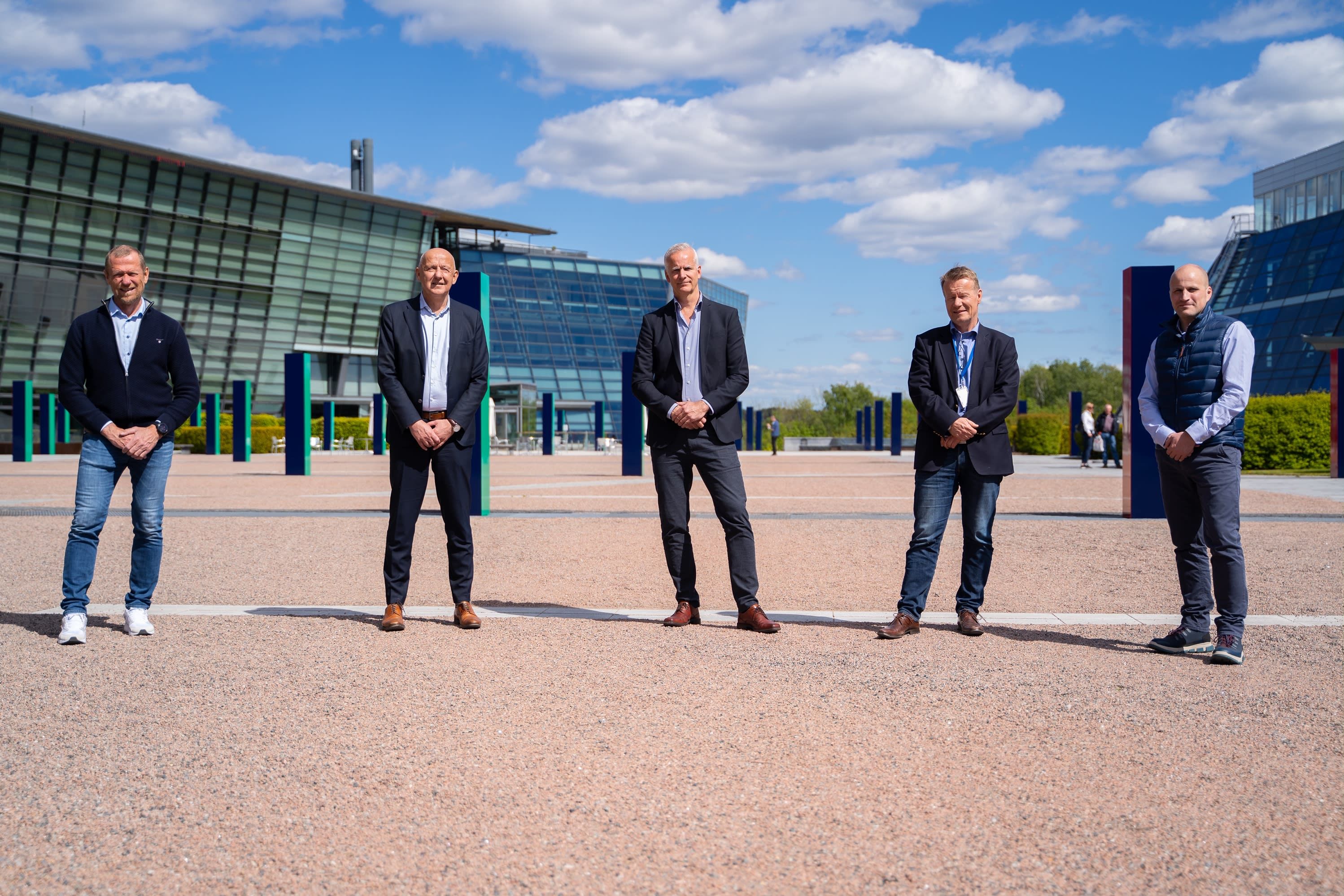 Fra venstre: Ove Fredheim, Telenor; Otto Frøseth, Investinor; Lars Bakken, Telenor; Ole Christian Olssøn, Tellu; Inge Hovd Gangås, SINTEF Venture (Foto: Magnus Biringvad, SINTEF)