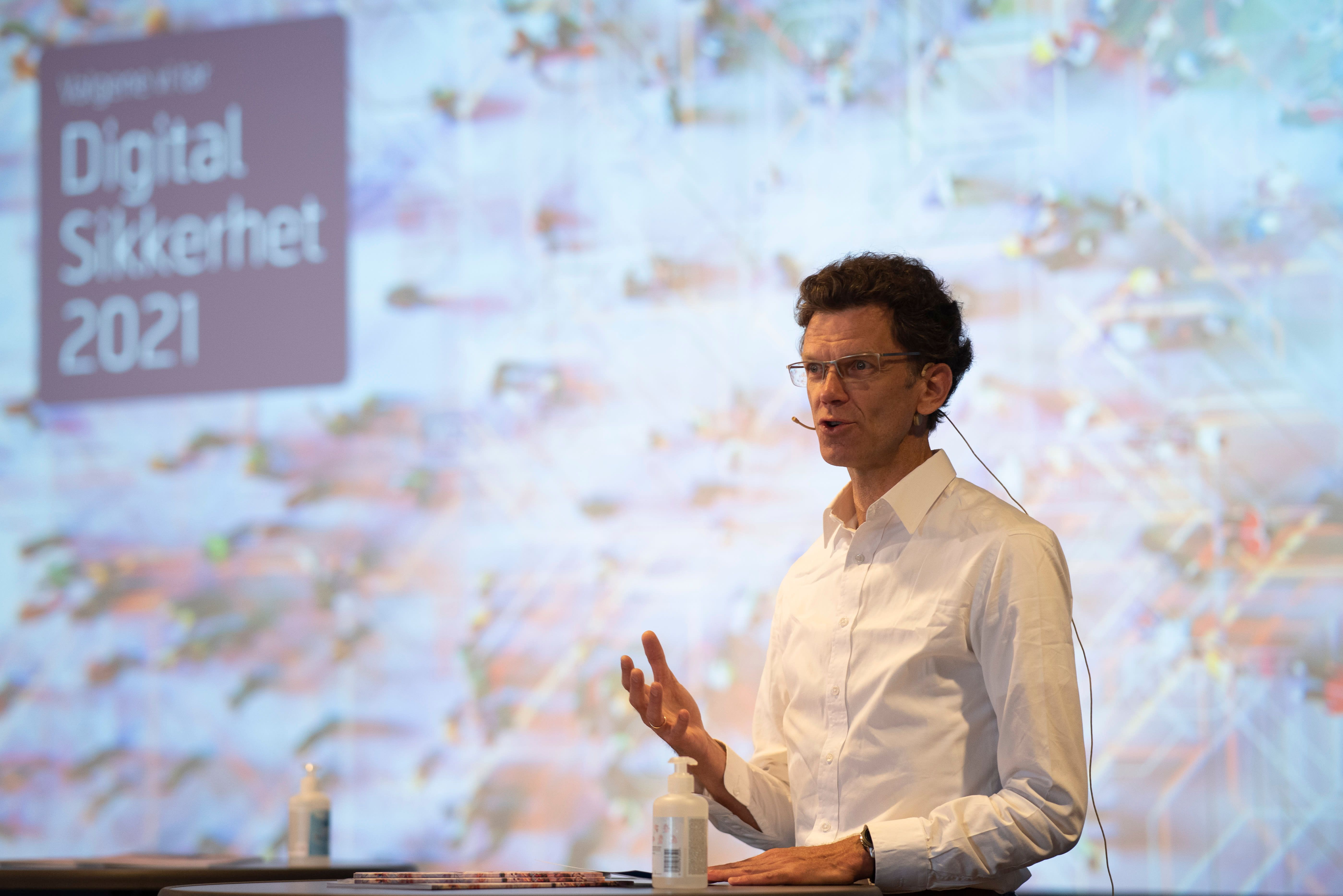 Hvert døgn blir flere titalls bedrifter og statlige organisasjoner over hele verden lammet av leverandørkjedeangrep, sier Petter-Børre Furberg, administrerende direktør i Telenor Norge. Foto: Martin Fjellanger