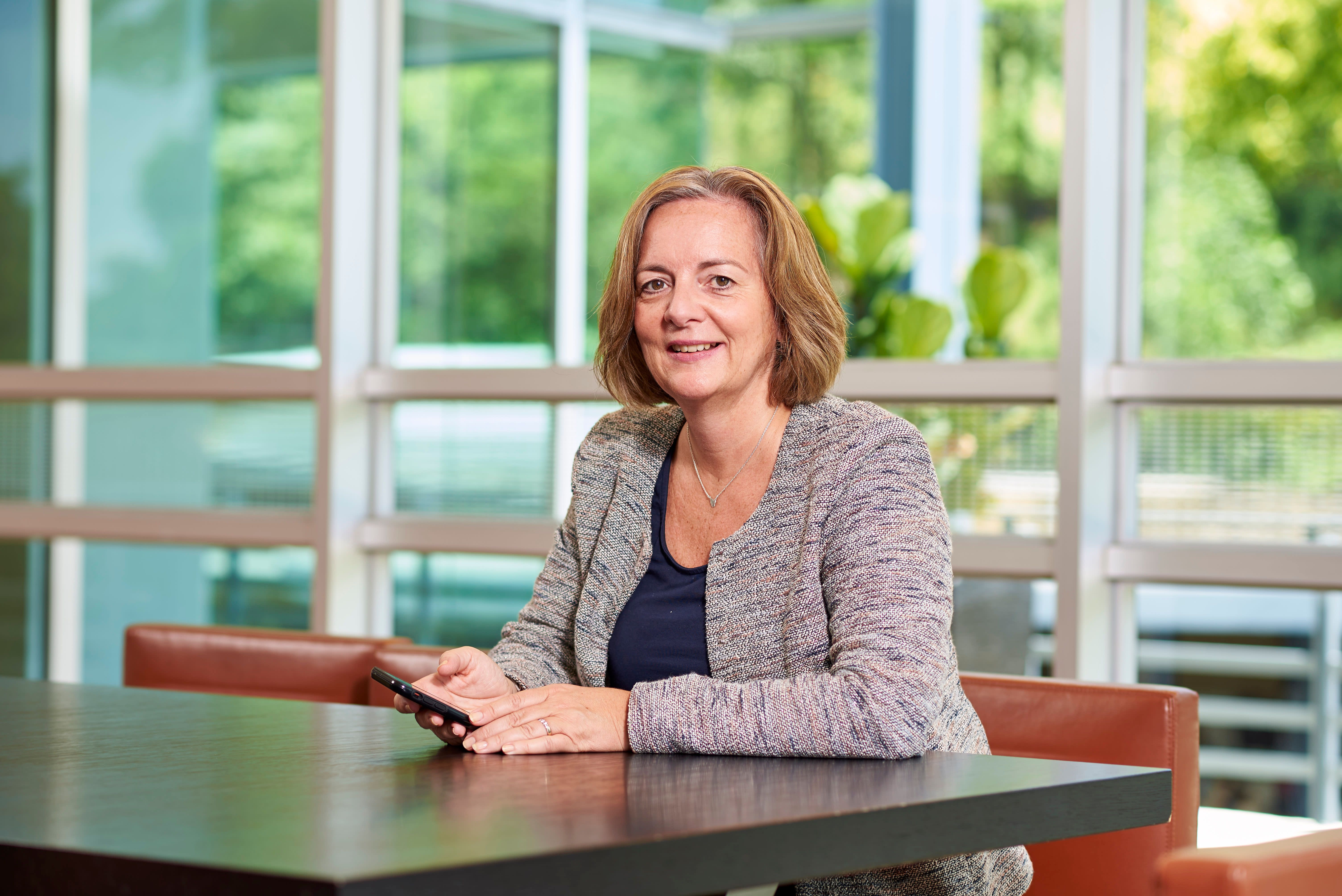 – Eg gler meg til å starte i Telenor Noreg, eit selskap eg starta i tilbake i 1996, seier Elisabeth Stene, ny HR-direktør.