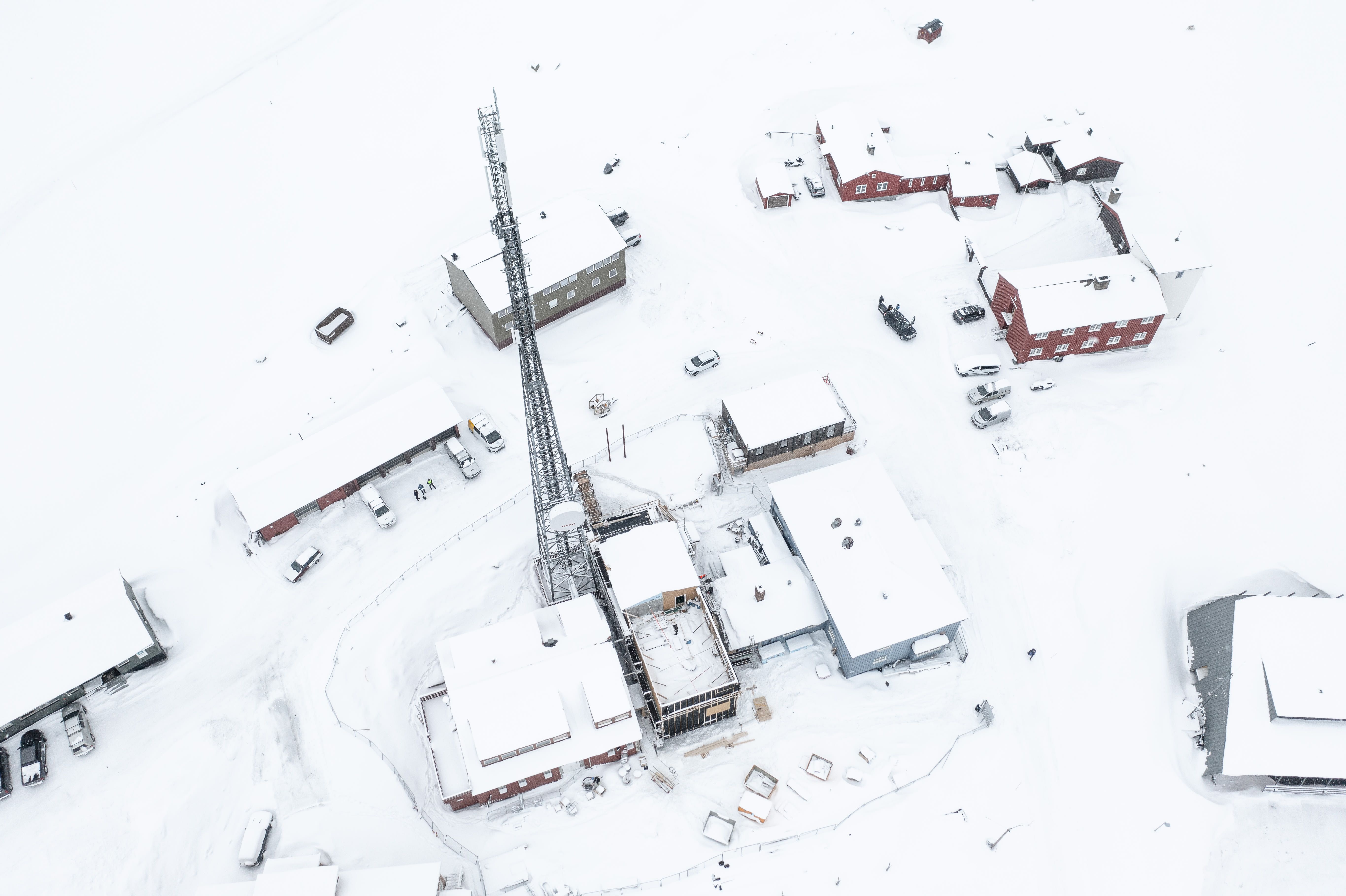 Nå kommer det solceller på taket av Telenors nye bygg, dette vil spare både miljøet og kostnader for Telenor Svalbard.