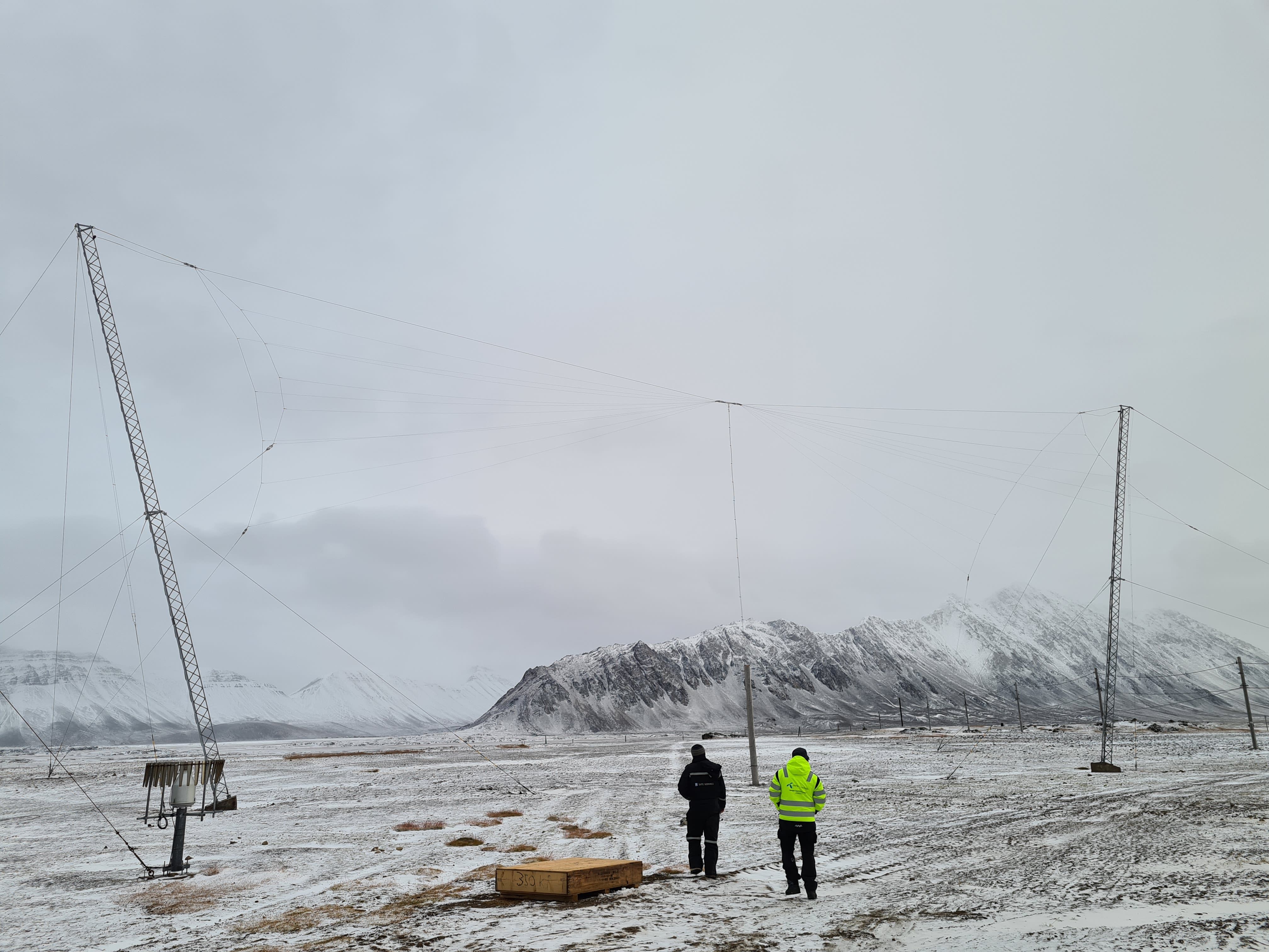 En av HF-antenne er plassert på Isfjord Radio på Svalbard.