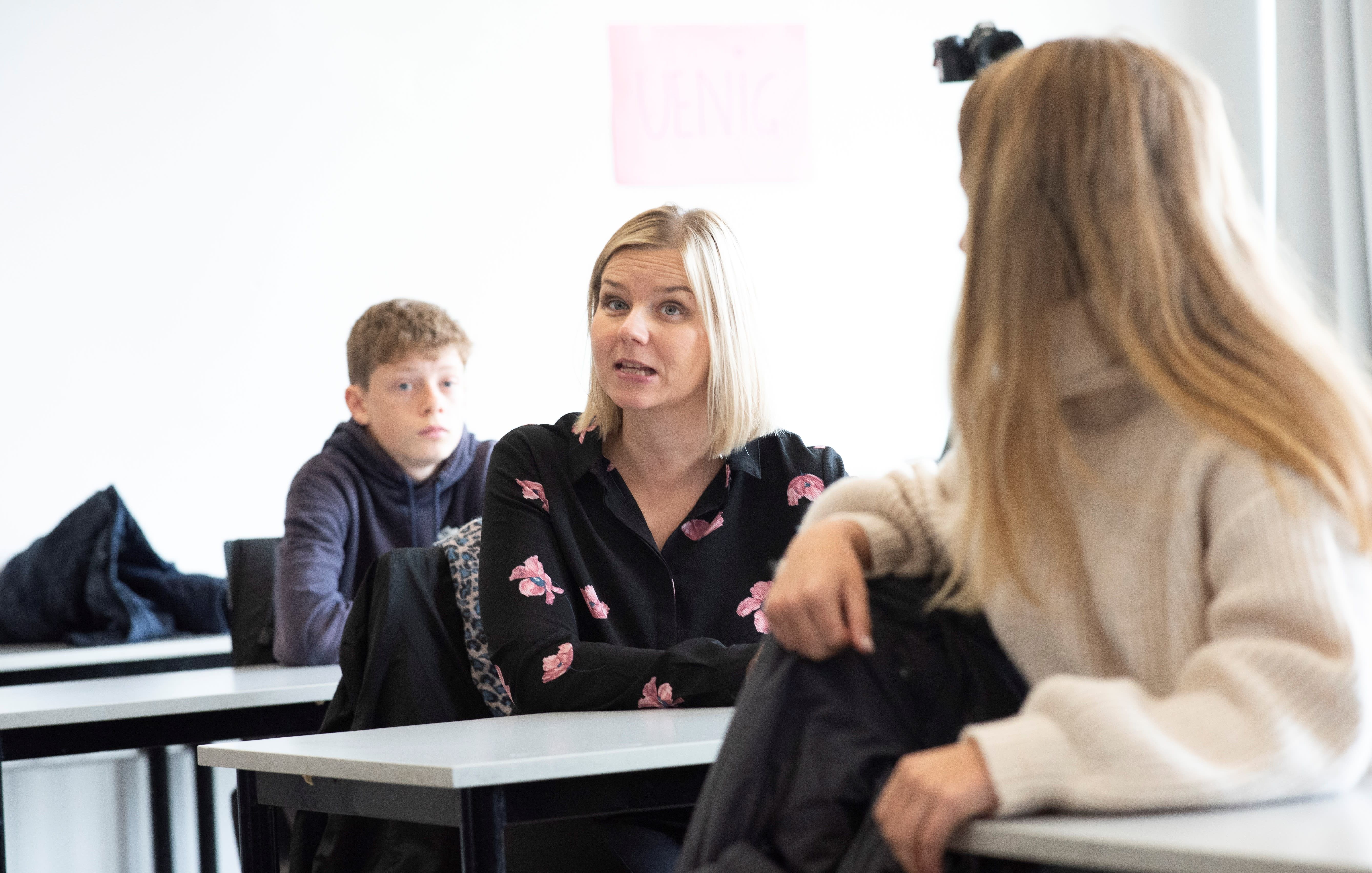 Kunnskapsminister Guri Melby på skolebenken i en time om nettmobbing med "Bruk Hue" som pensum. Foto: Martin Fjellanger.