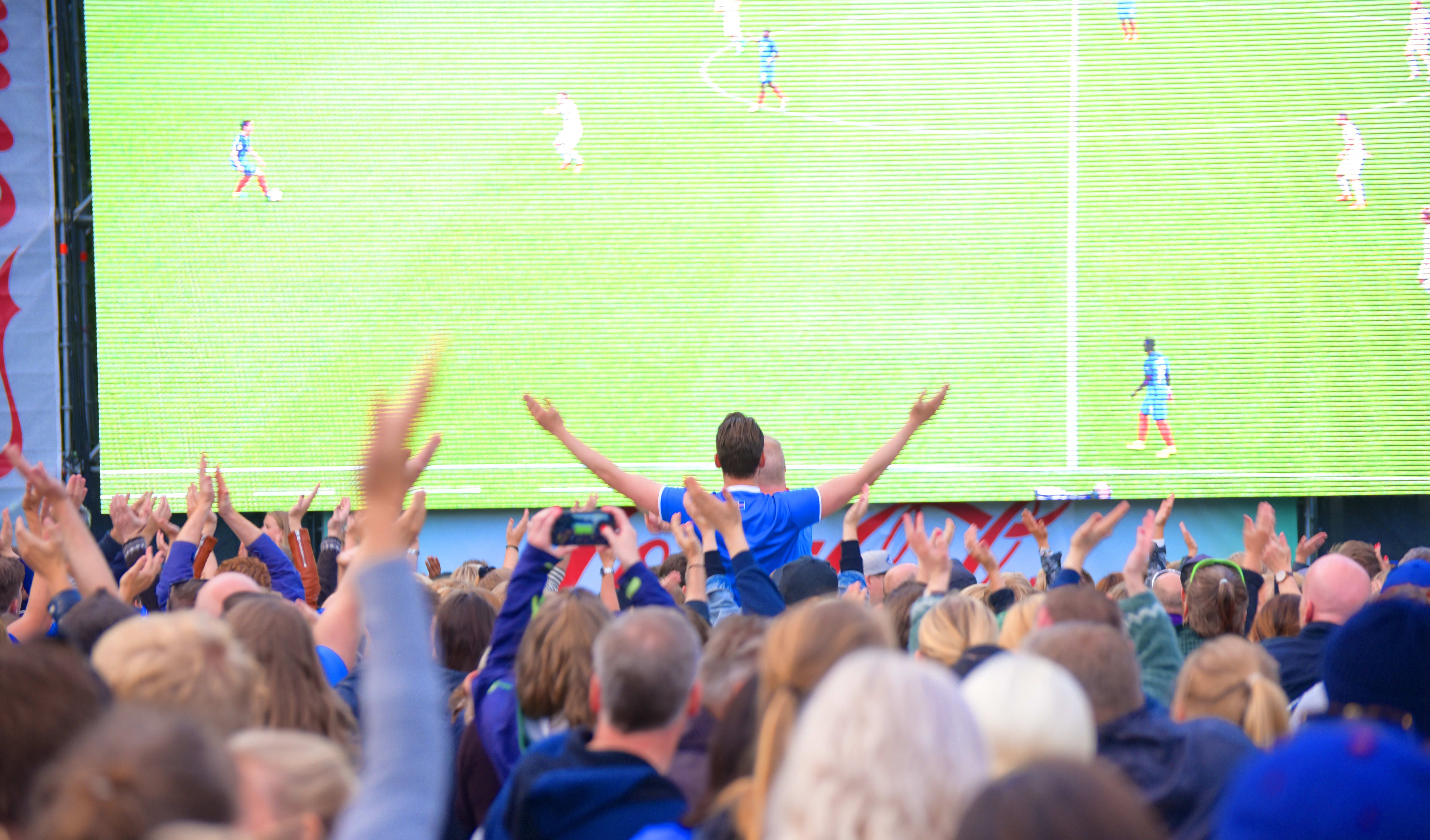 Fotball engasjerer. Noen ser kampen på storskjerm, men stadig flere velger å følge fotballen via nettbrett eller mobil, viser tall fra Telenor. Foto: Martin Fjellanger.