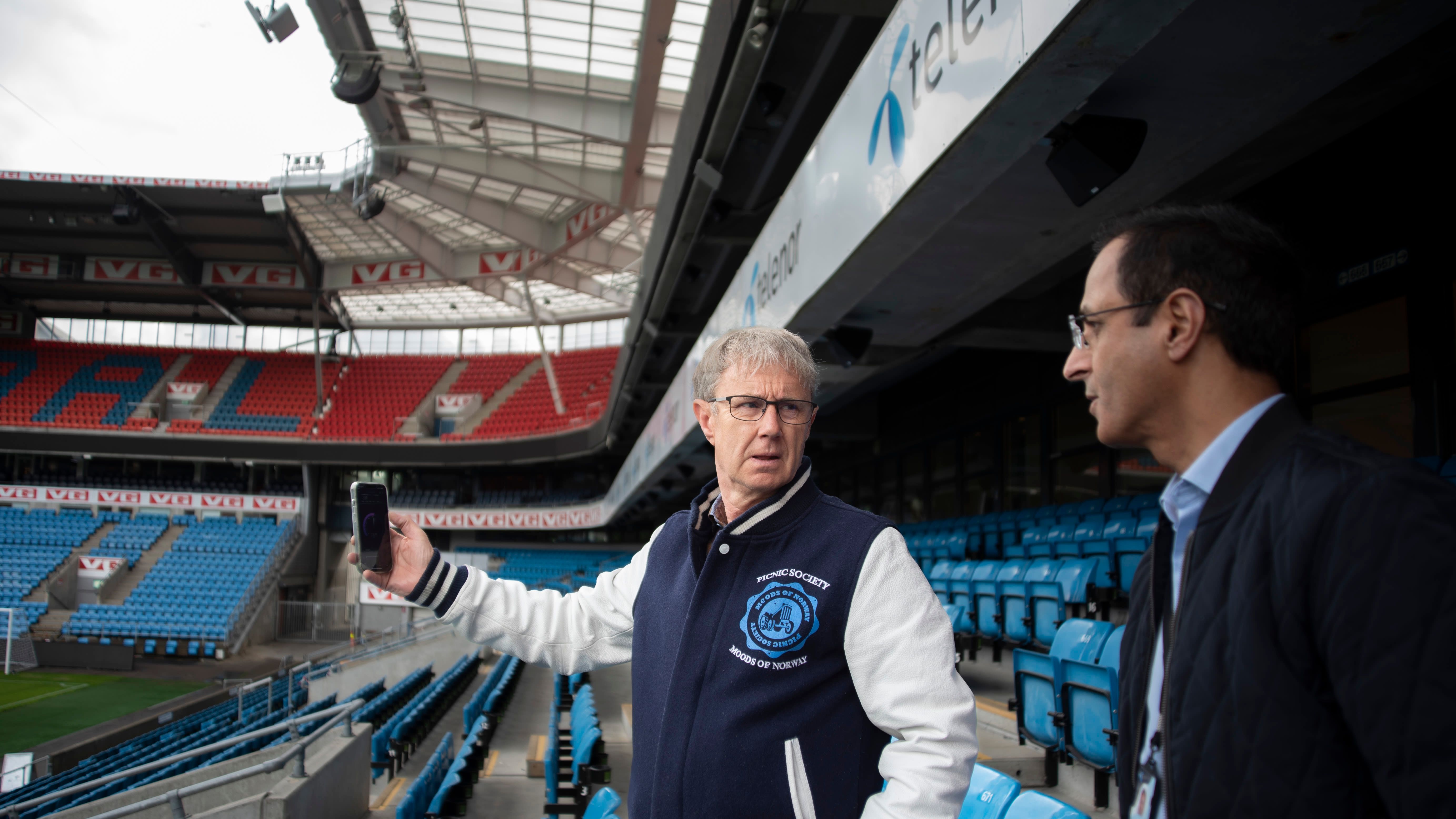 Dekningsdirektør Bjørn Amundsen og planlegger Muhammad Hussein tester det nye mobilanlegget for 4G og 5G på Ullevaal stadion. Foto: Martin Fjellanger