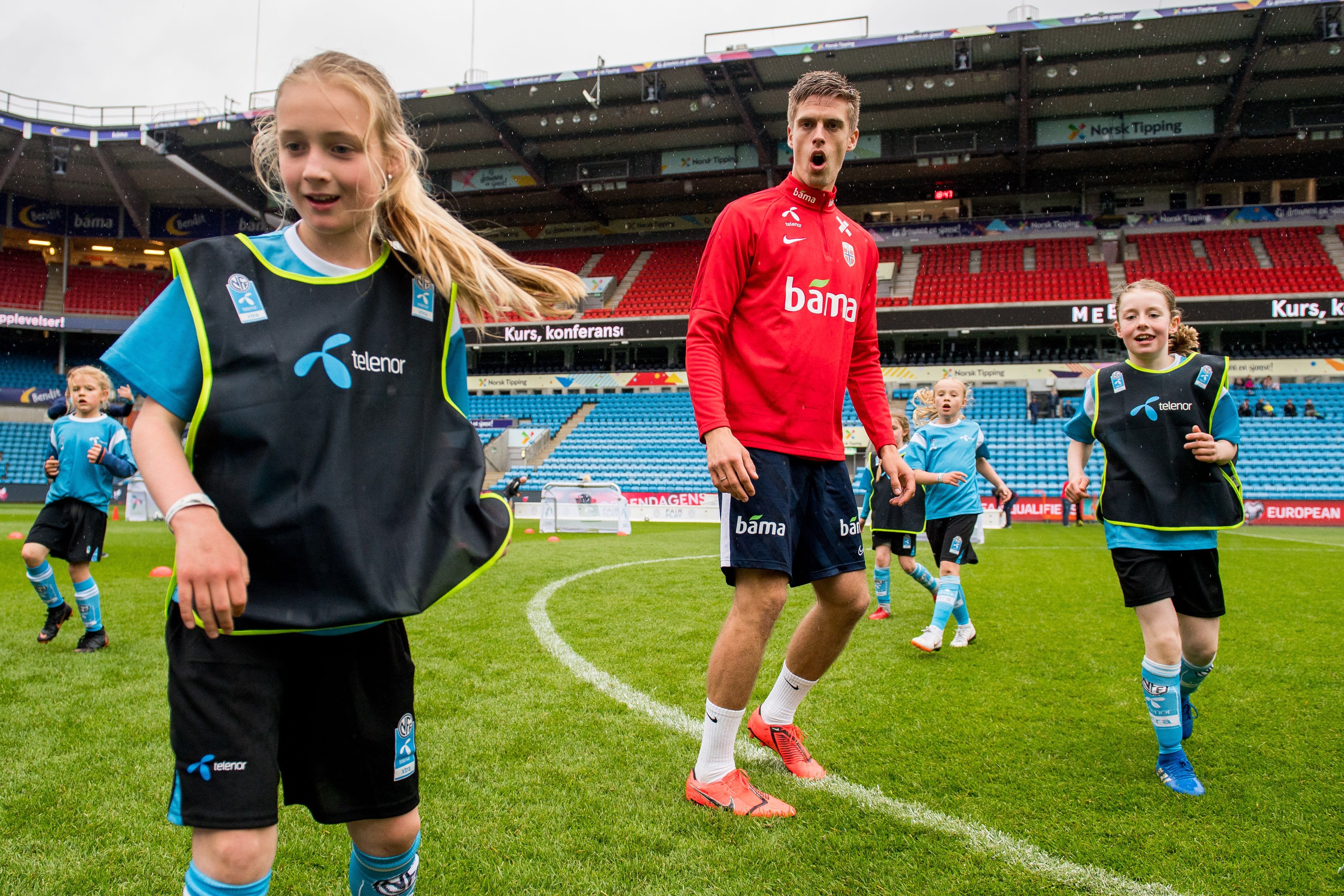 Som en del av Telenor Xtra, får enkelte spillere mulighet til å treffe det norske landslaget. Her er det Markus Henriksen som er omgitt av unge håpefulle. Foto: Bildbyrån