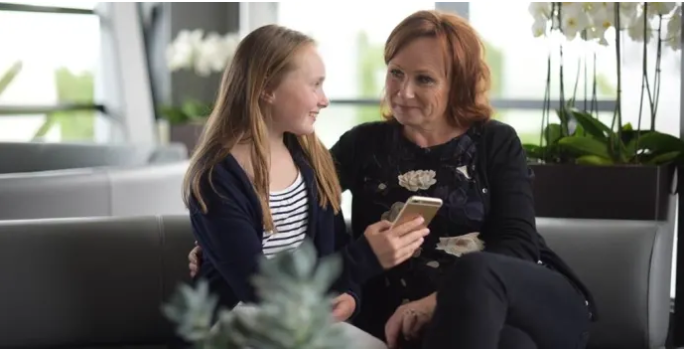 Mor og datter har samtale om mobilbruk