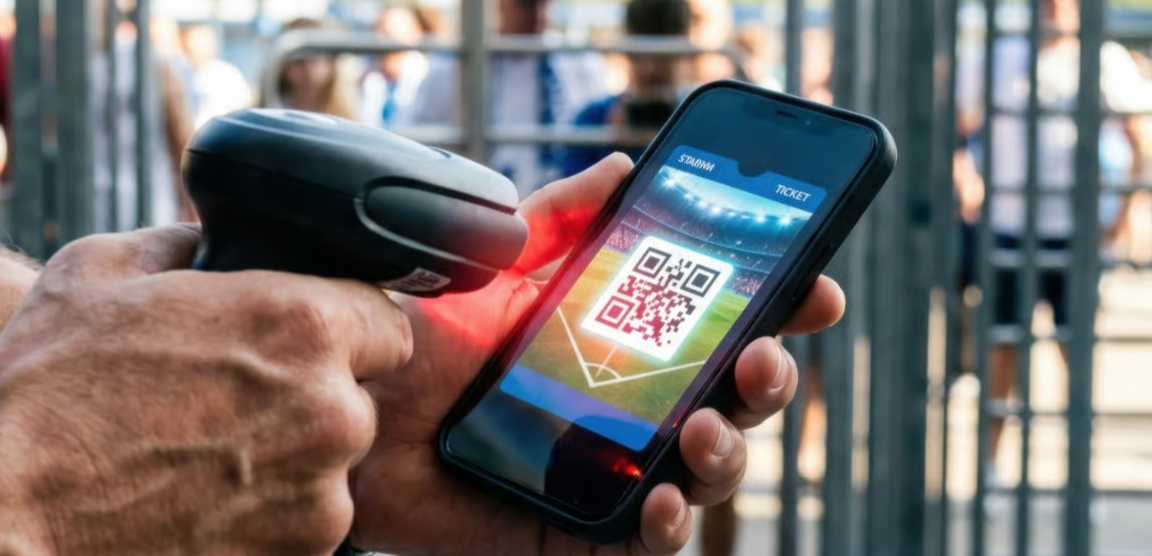 Mobilbillett som blir scannet foran en festival