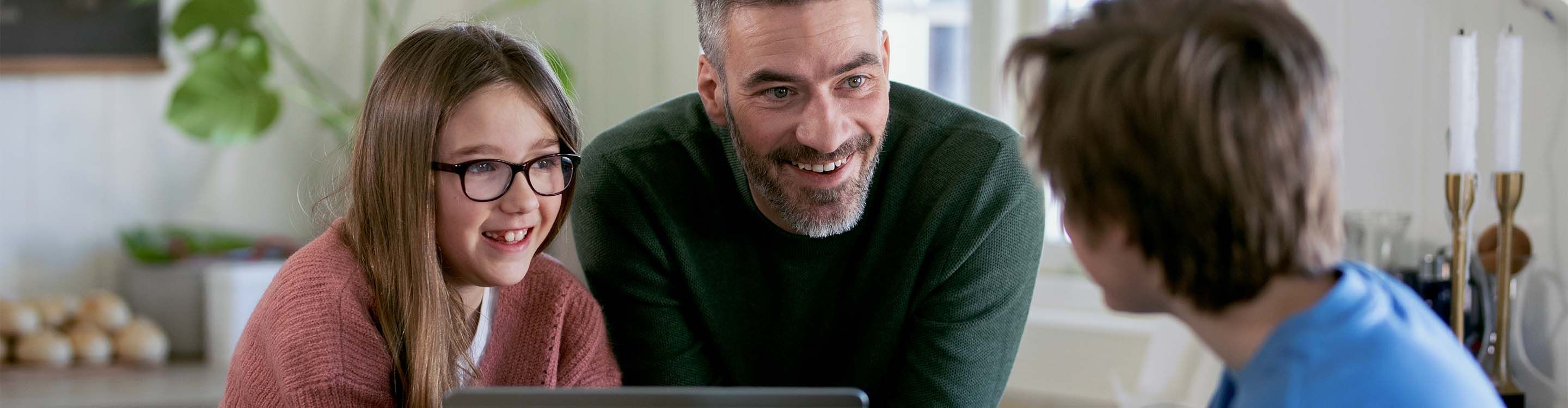 Far og barn på internett