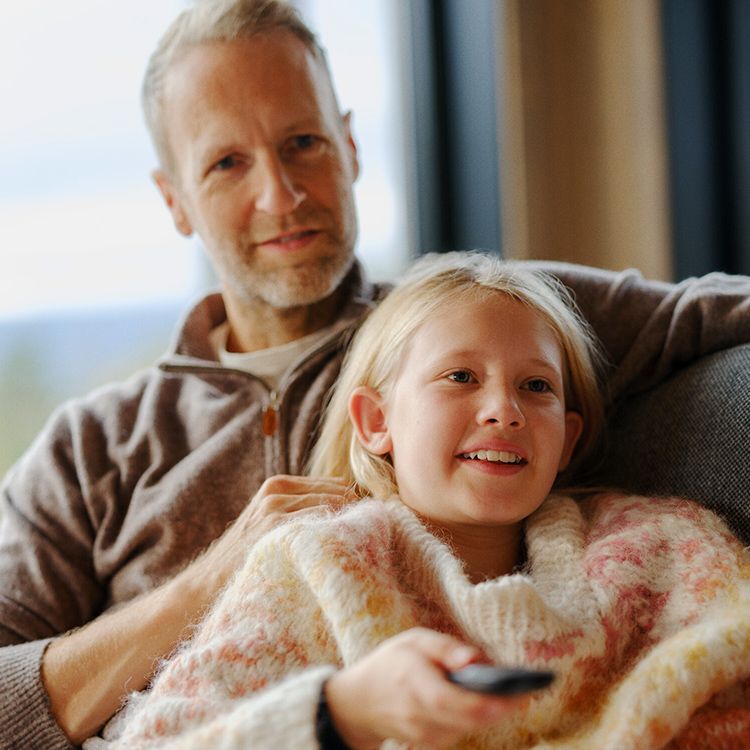 Jenter som elsker at de har fått internett på hytta