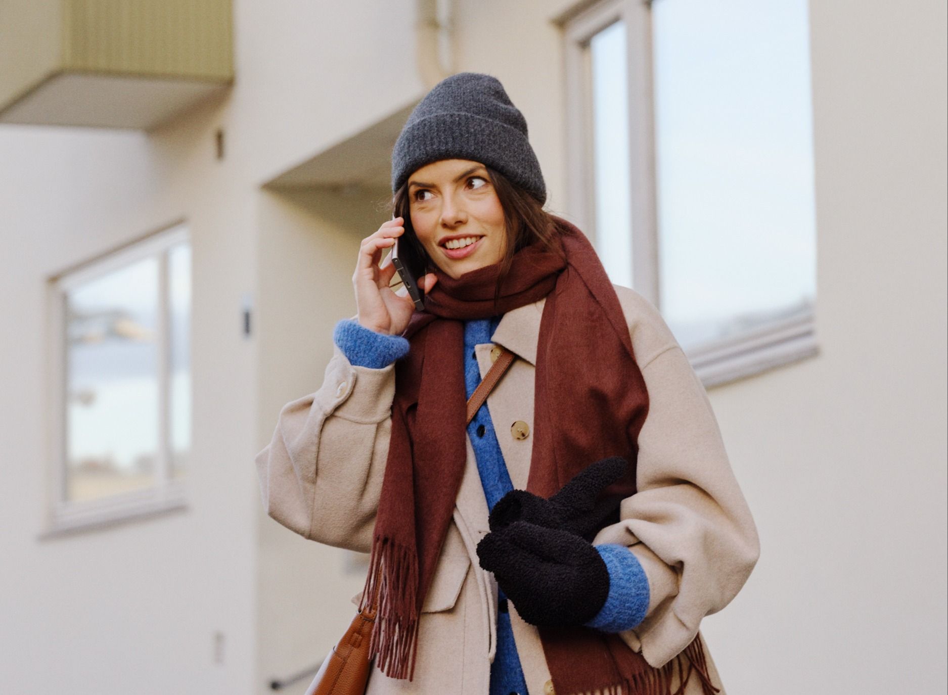 Kvinne som snakker i telefonen