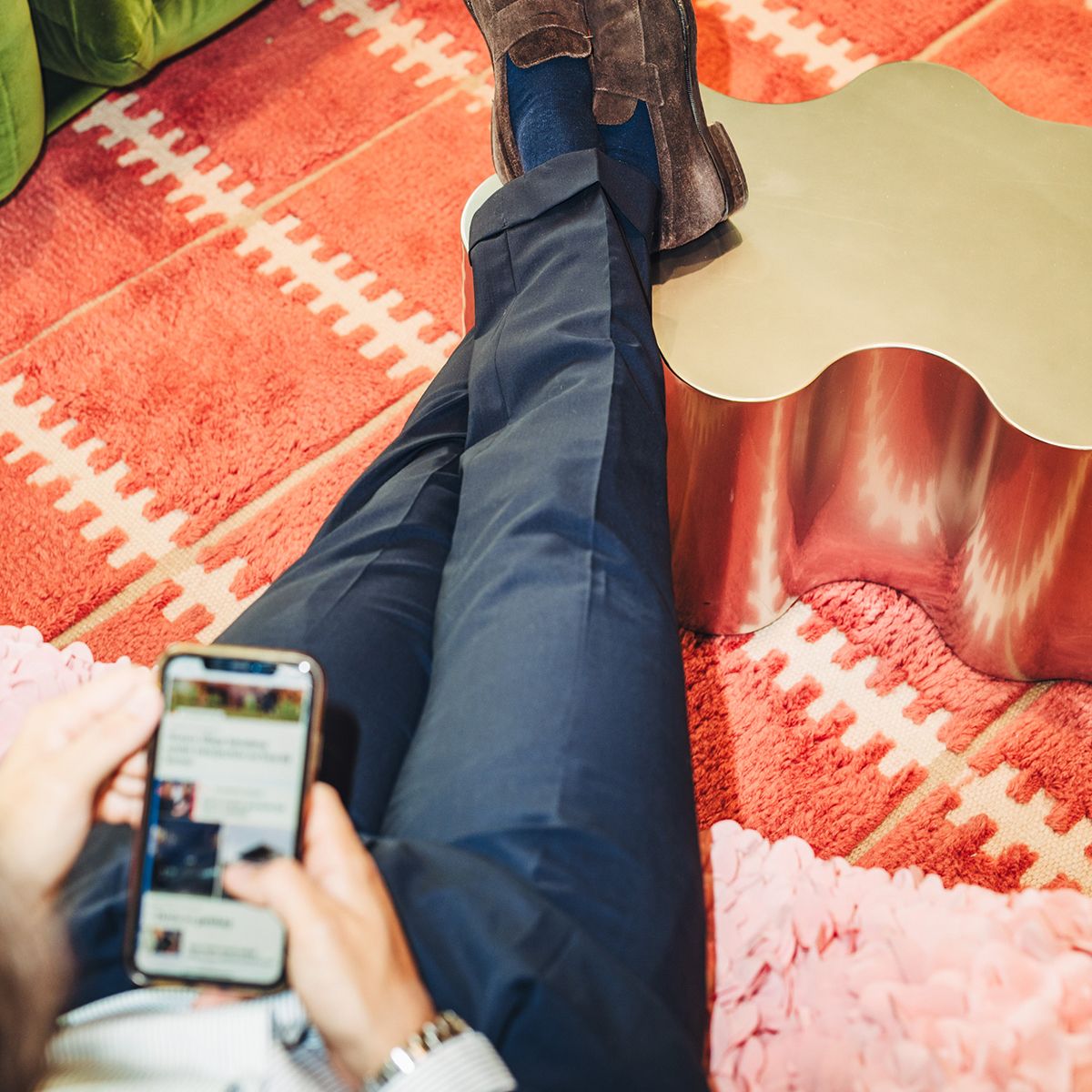 en mann på rullebrett med mobil