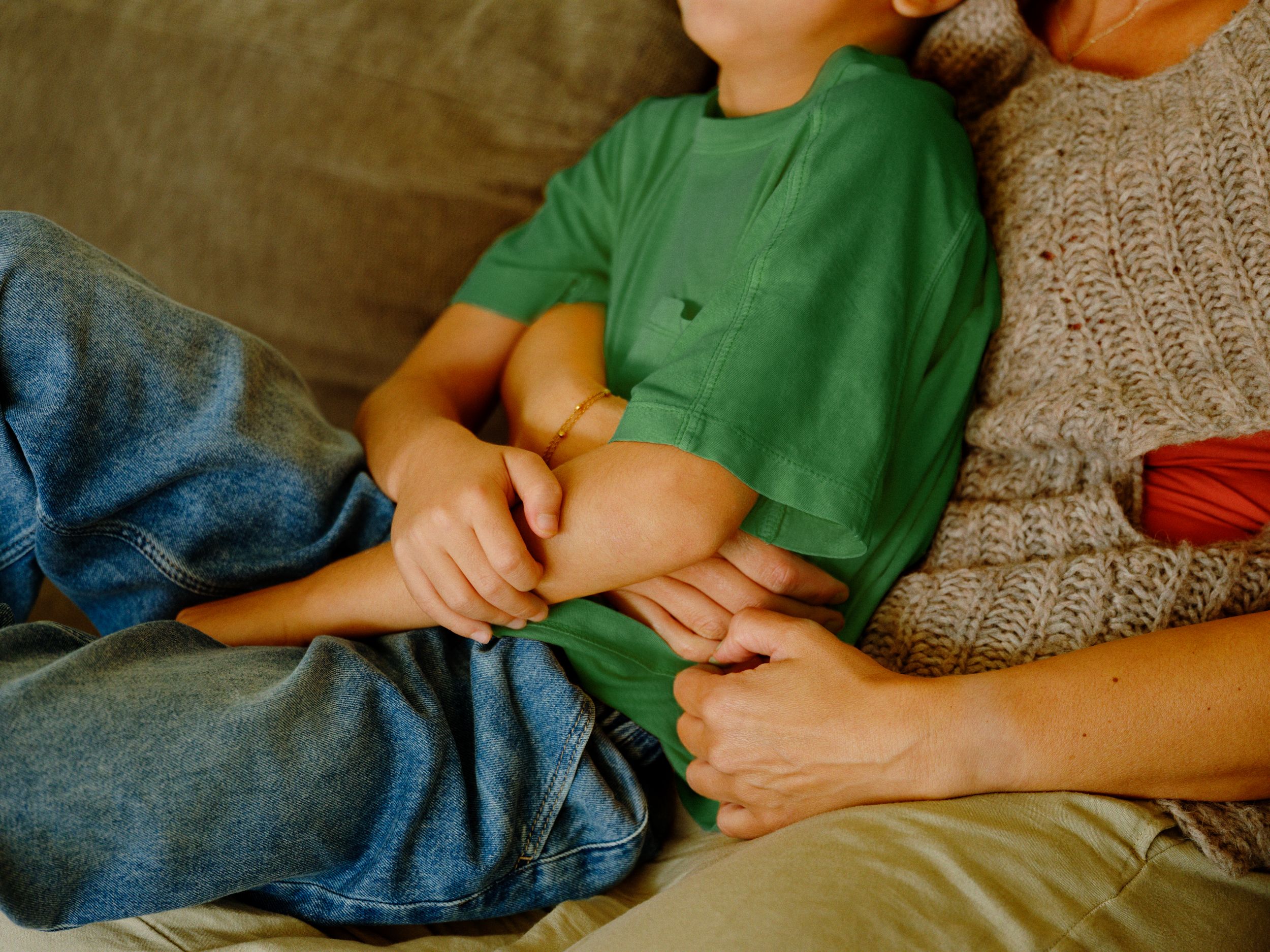 En mor som holder rundt sønnen sin