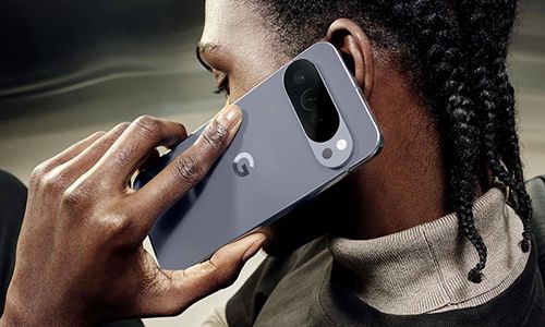 mann som snakker i mobiltelefonen på en pixel 10 pro fra google