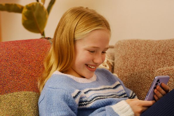 jente som ser på mobilen