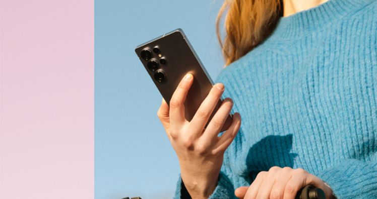 jente som holder en galaxy s25 ultra