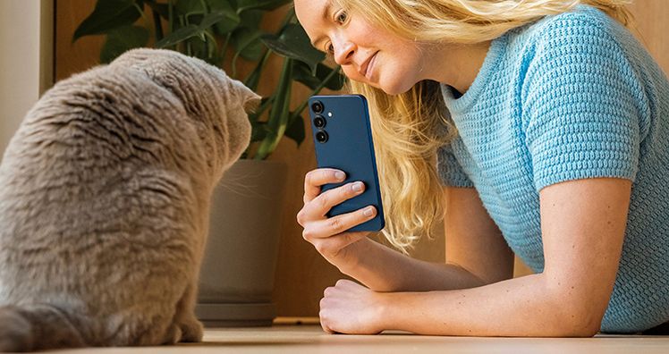 jente som tar bilde av katten sin med en samsung galaxy s25