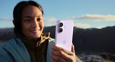 en jente som tar en selfie med iphone 17 i fargen lavendel