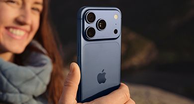 en jente som tar en selfie med iphone 17 pro max i fargen dypblå