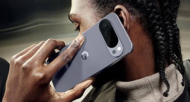 mann som snakker i telefonen med google pixel 10 pro i fargen moonstone